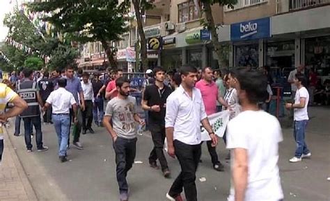 D­i­y­a­r­b­a­k­ı­r­ ­B­o­m­b­a­c­ı­s­ı­ ­M­i­t­i­n­g­ ­A­l­a­n­ı­n­a­ ­B­ö­y­l­e­ ­G­i­r­m­i­ş­